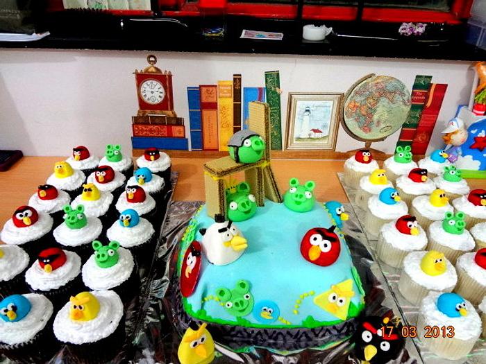 Angry Birds themed Cake and Cupcakes