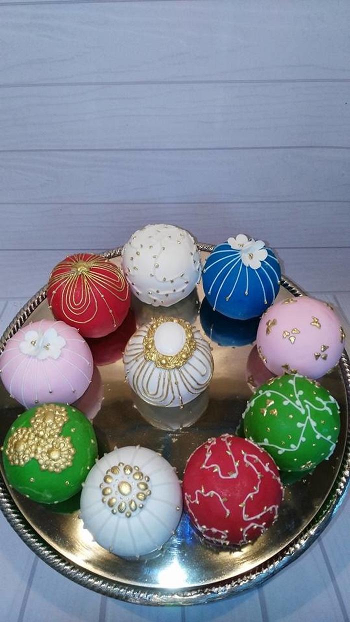 Christmas Bauble mini cakes