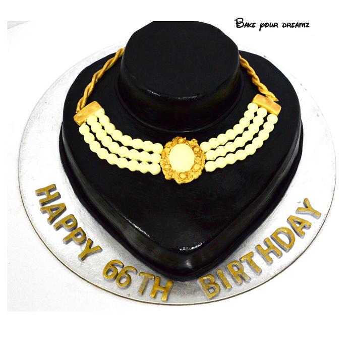 Pearl & gold necklace cake 