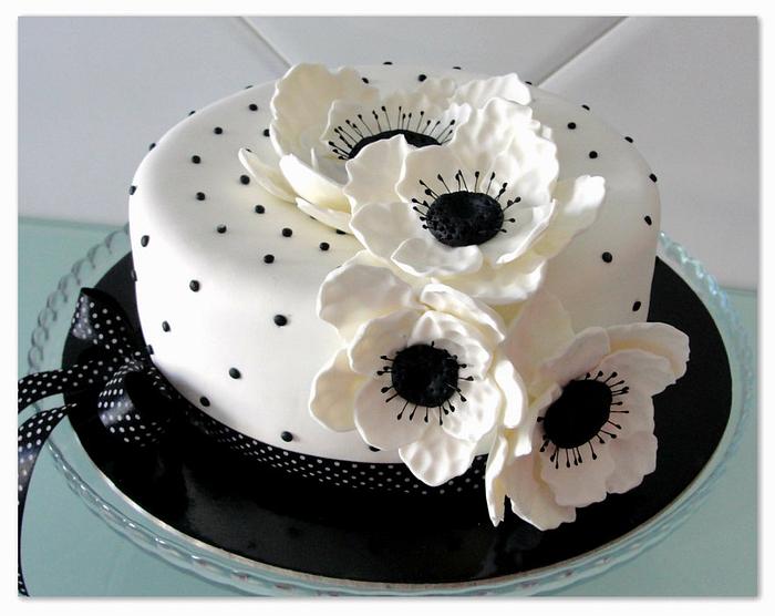 Black and White Anemona Flower Cake