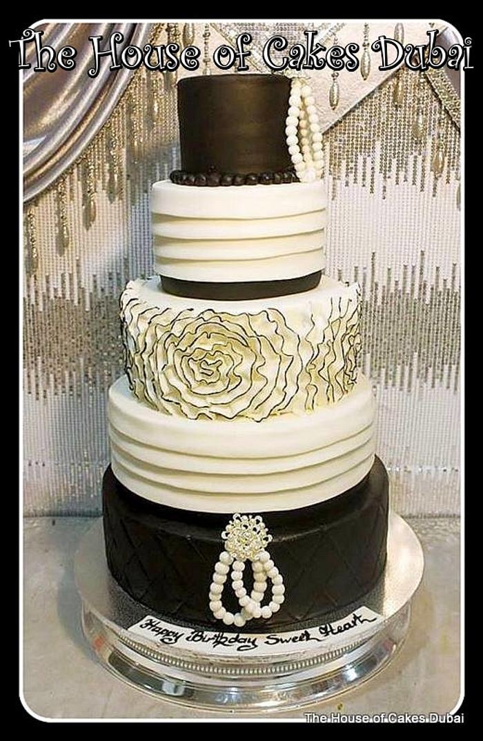 Black and white wedding cake wiht ruffles