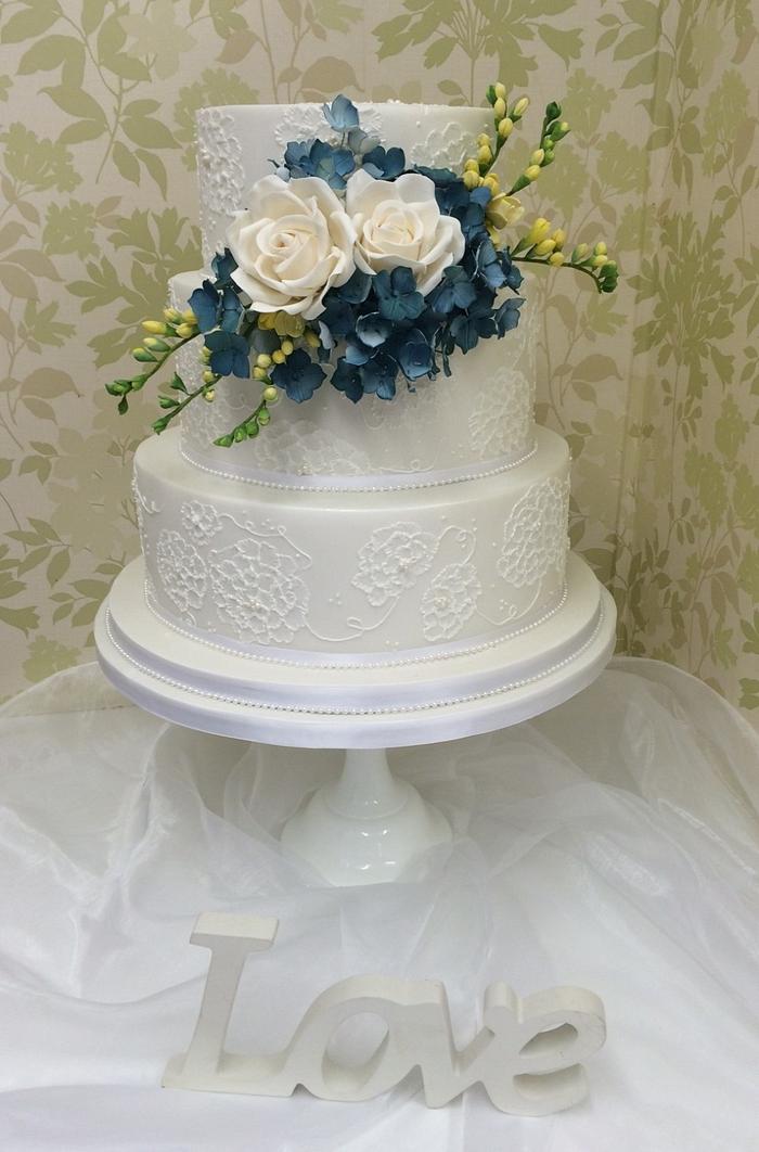 Navy blue hydrangea, white roses and brush embroidery cake