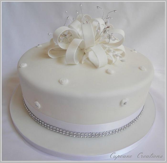 Loopy bow glamour wedding cake