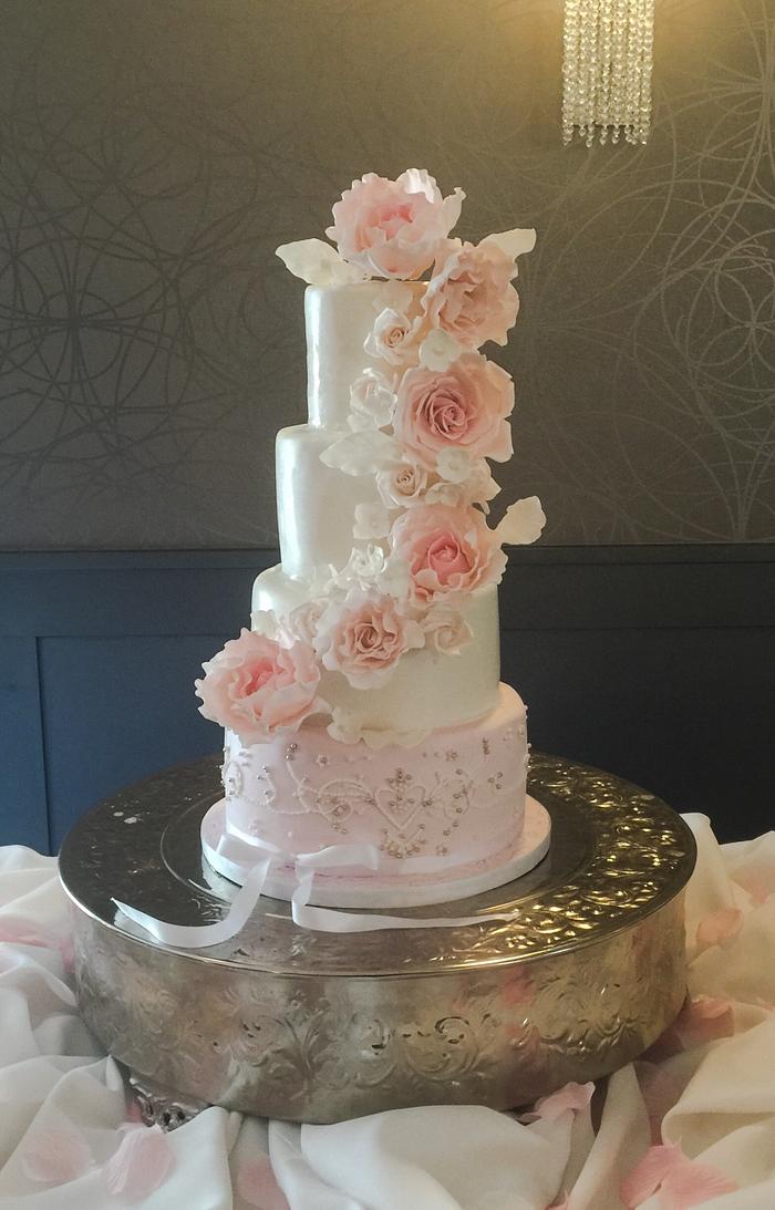 Romantic roses wedding cake