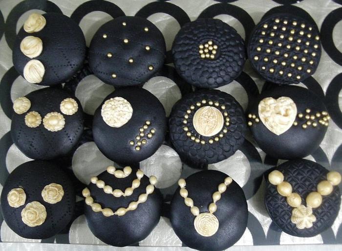 black and gold cupcakes