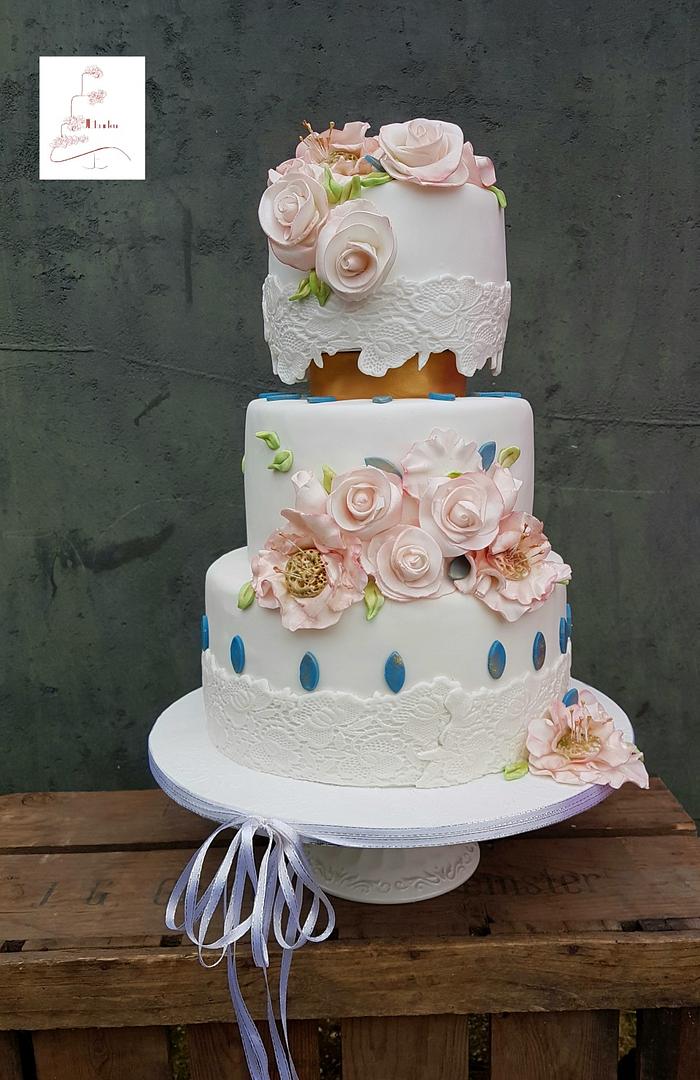 Vintage weddingcake with pink flowers and lace