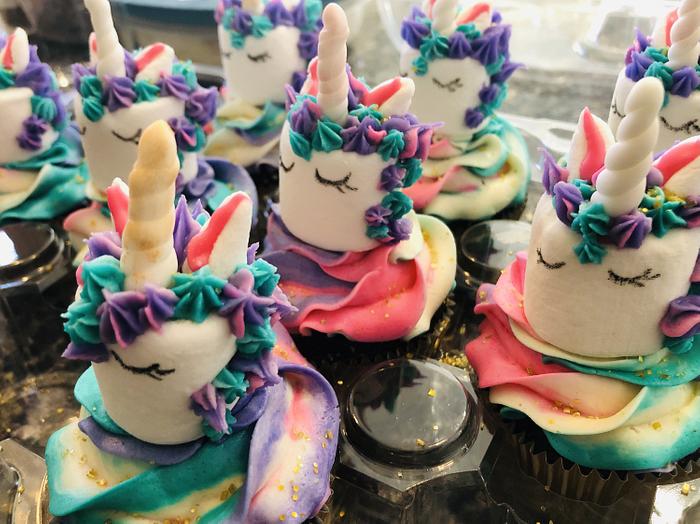 Marshmallow unicorn cupcakes :)