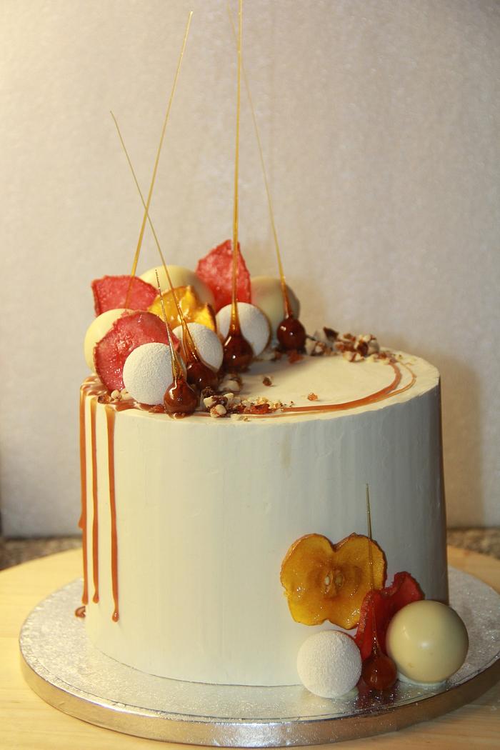 Cake with pears, salty caramel and hazelnuts