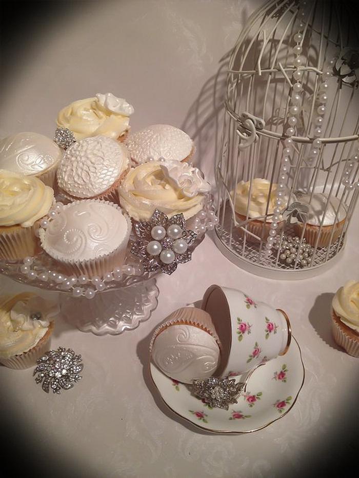 Vintage wedding cupcakes