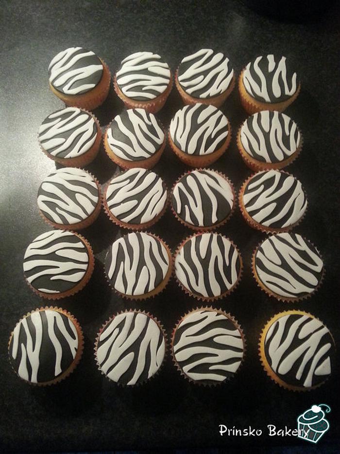 Zebra cupcakes - Decorated Cake by xxsharony - CakesDecor