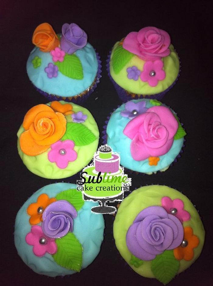 BRIGHT FLORAL CUPCAKES