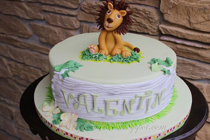 Lion topper cake