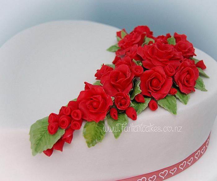 Hearts and Roses - traditional wedding cake