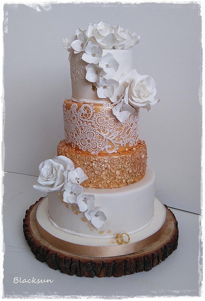 Wedding cake in white and gold