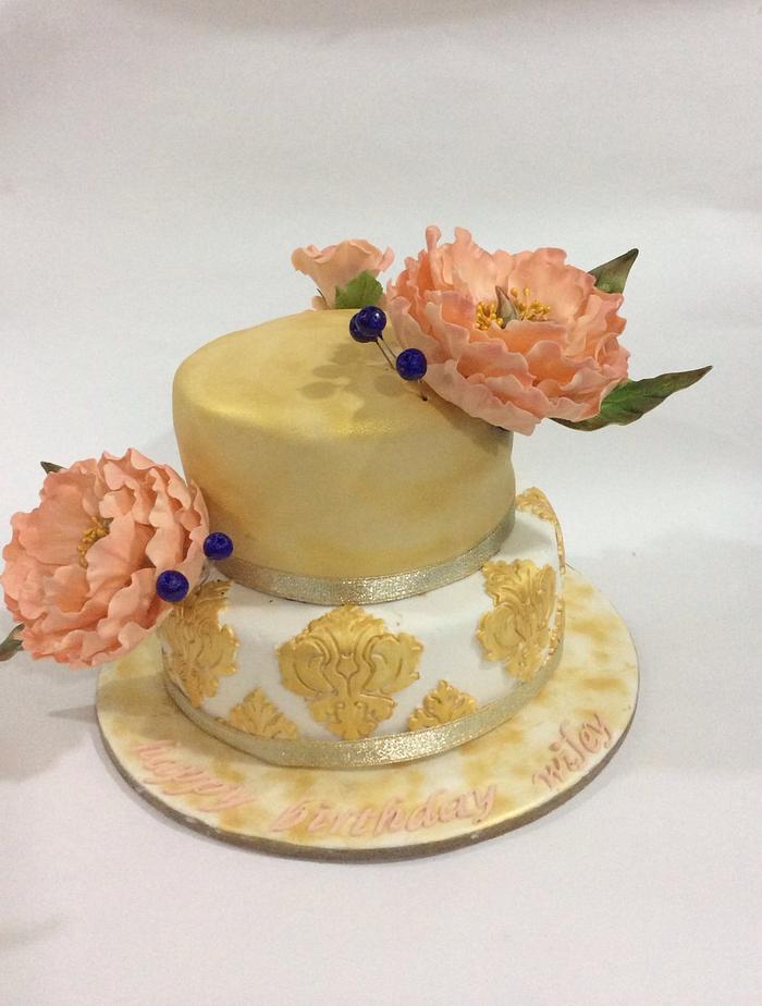 Gold and white cake 