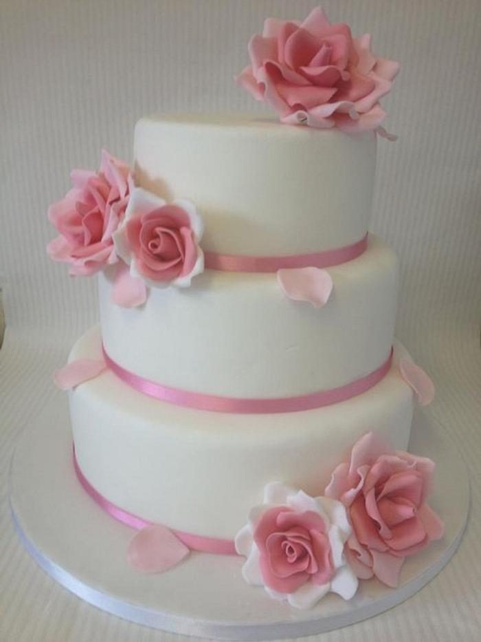 Large pink roeses wedding cake