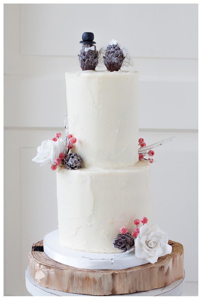 Winter styled weddingcake with edible pinecones