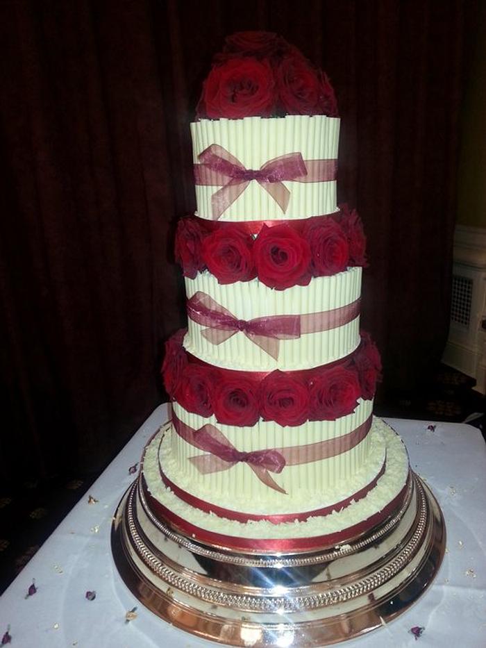 Cigarello tiered cake with fresh roses