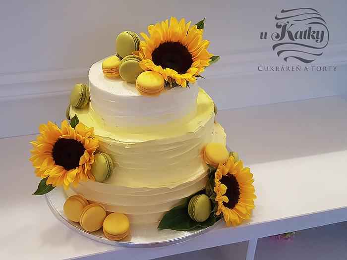 Wedding cake with sunflowers and macaroons