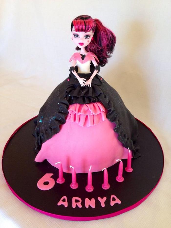 Draculaura doll cake 