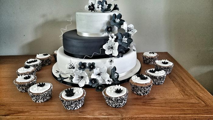 Weddingcake with black and white sugar flowers