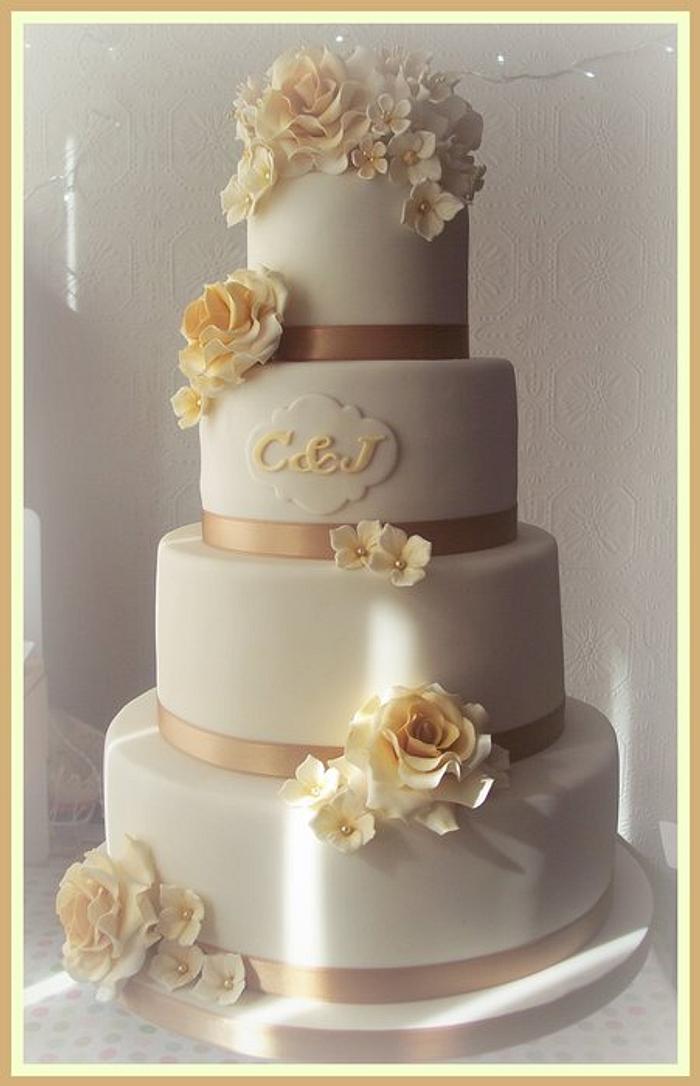 Ivory and gold wedding cake - Decorated Cake by Janice - CakesDecor