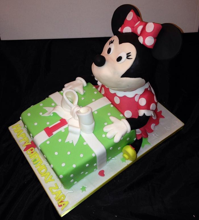 Minnie Mouse Present Cake