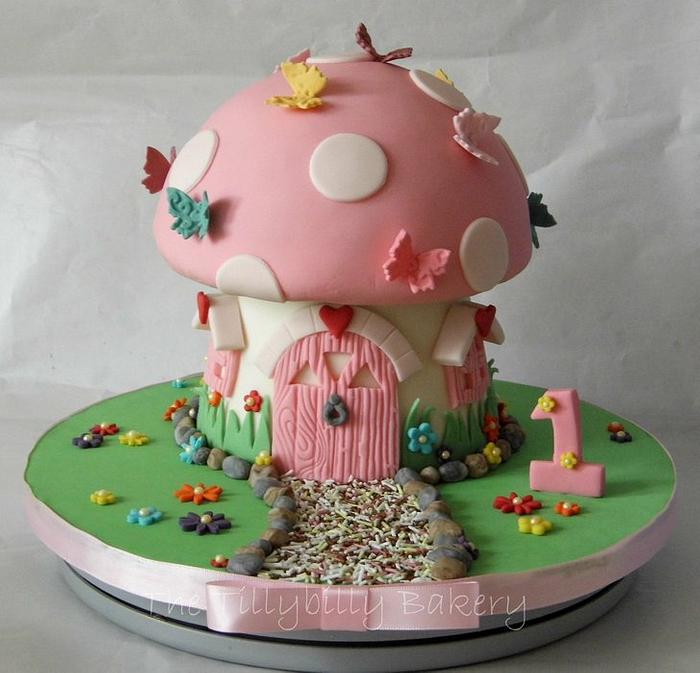 Fairy toadstool - Decorated Cake by Dawn - CakesDecor