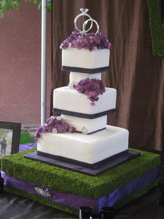 Separated tier wedding cake