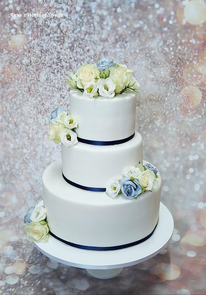 White & blue wedding cake