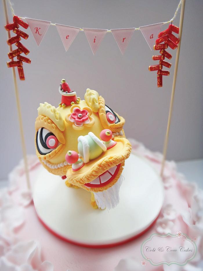 Lizzy the Lion on a blossom cake 