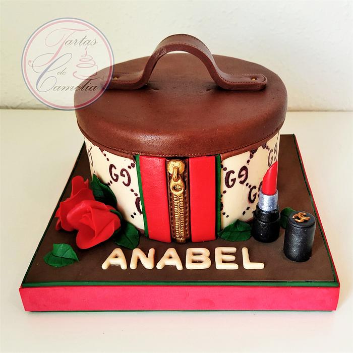 TARTA GUCCI - Decorated Cake by Camelia - CakesDecor