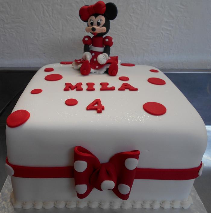 Minnie Mouse cake with matching cupcakes