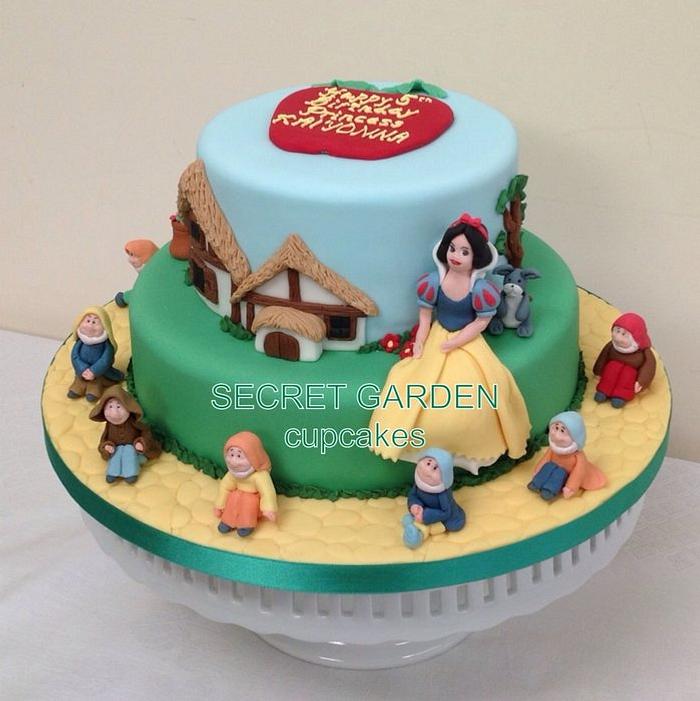 Snow White and the seven dwarfs birthday cake