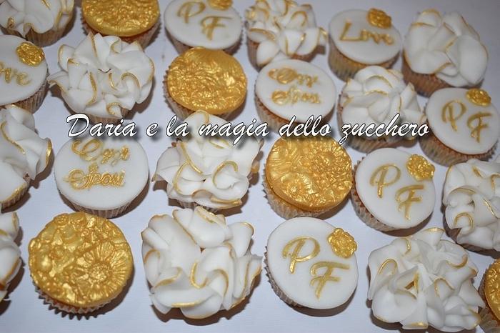 White and gold wedding minicupcakes