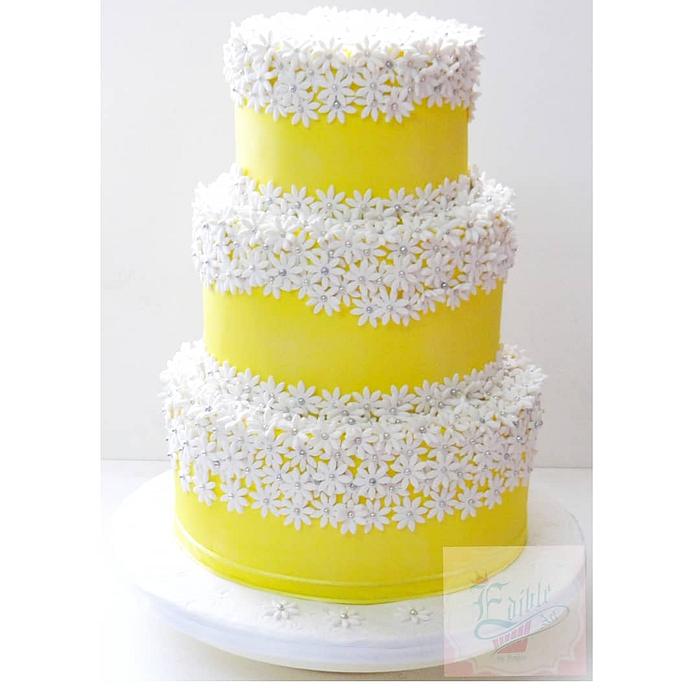 Yellow daisy cake! 