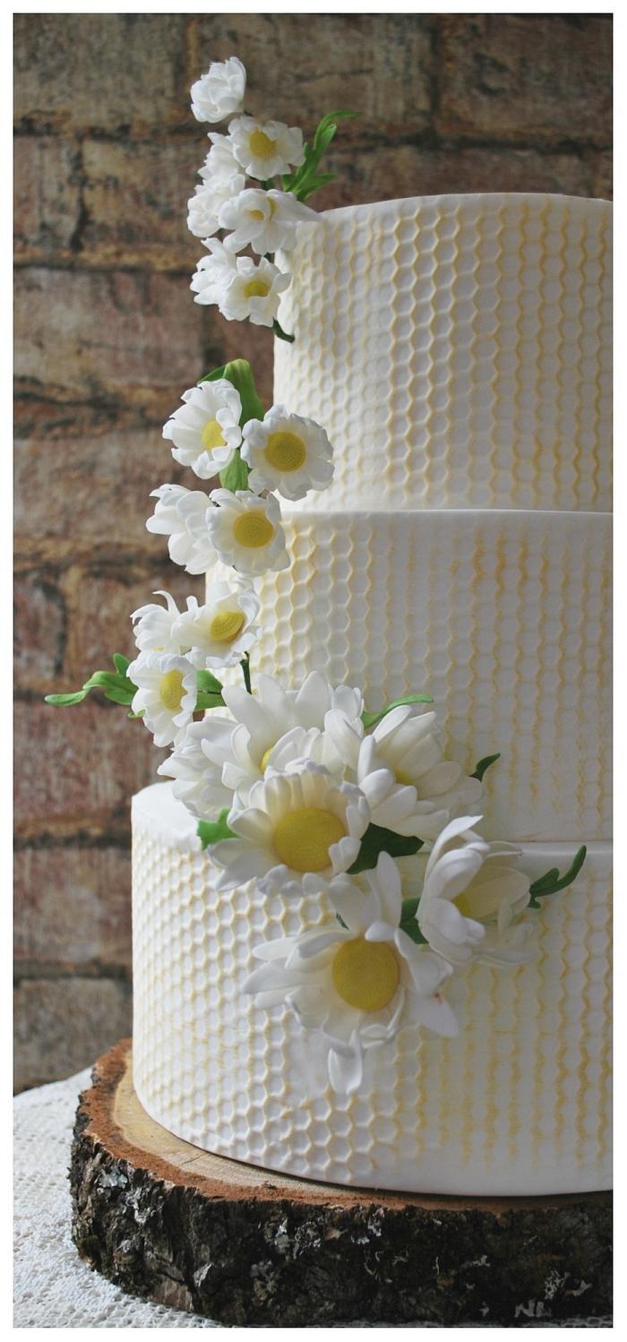 Spring is here - Daisy wedding cake
