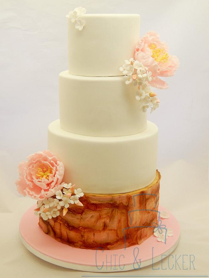 Rustic wedding cake with peony