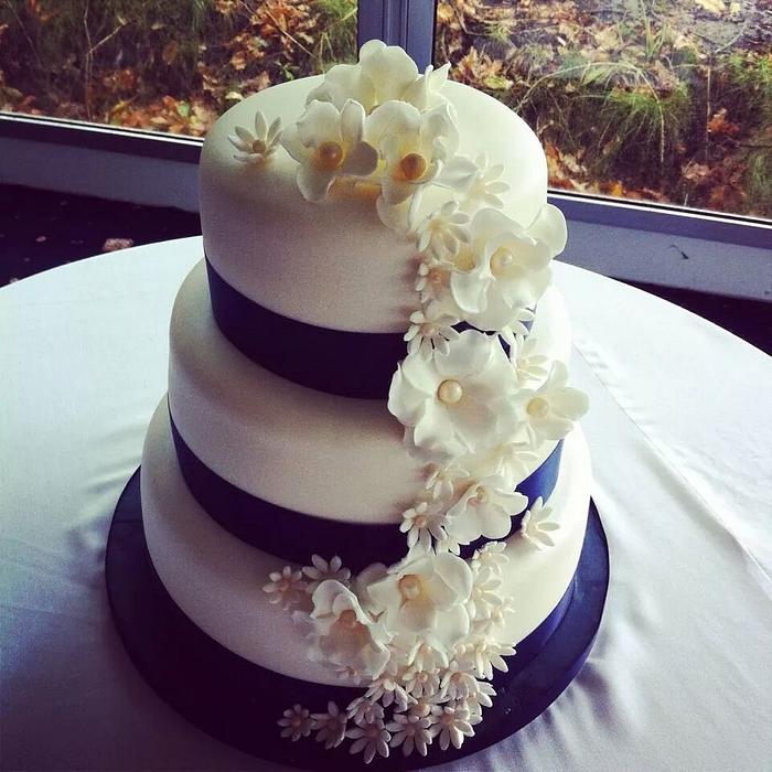 ivory navy 3 tier wedding cake