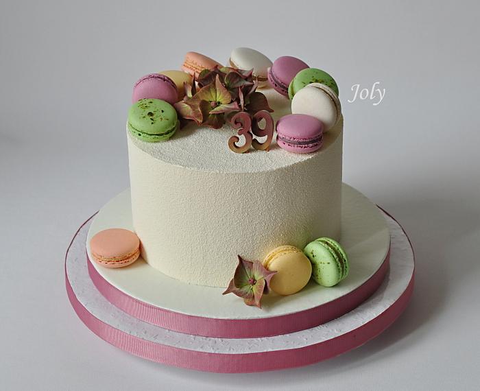Cake with macaroons 