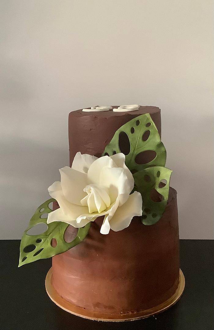 Cake with gardenia flower