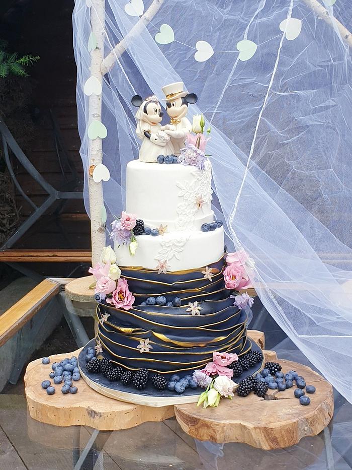 weddingcake with blak ruffles and white lace