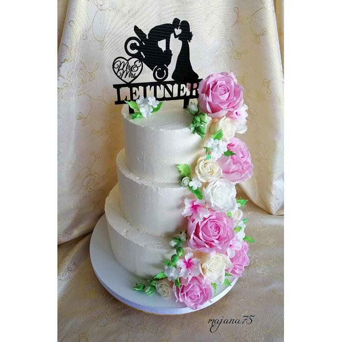 Wedding cake with flower 
