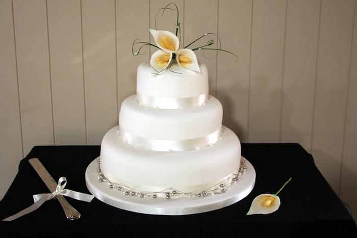 Simple wedding cake with sugar lilies