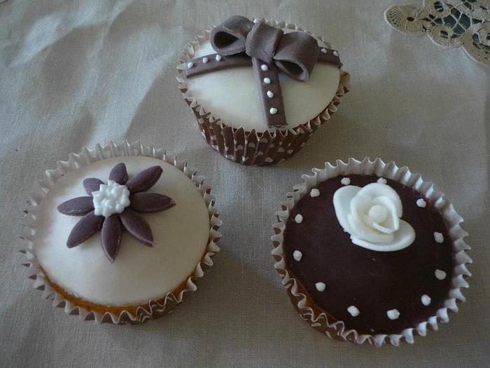 Brown cupcakes 