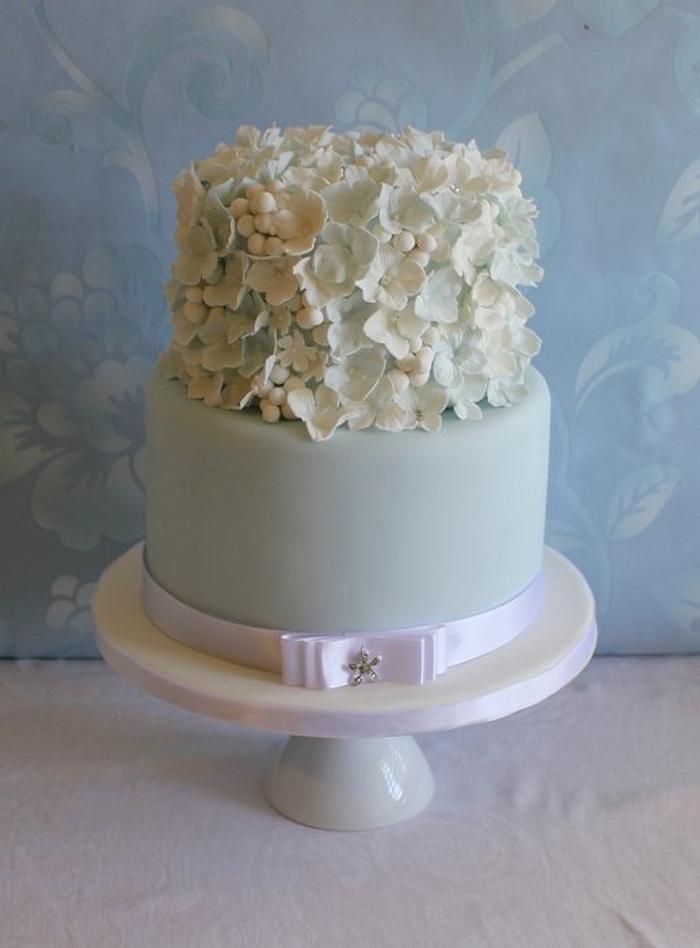 Hydrangea and snowberry cake