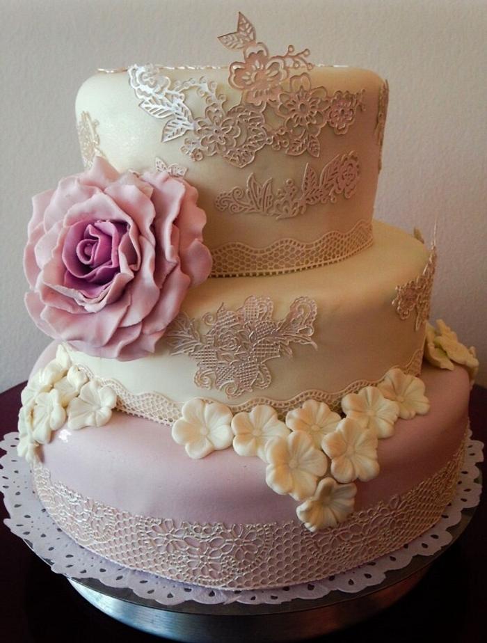 Rose&lace wedding cake