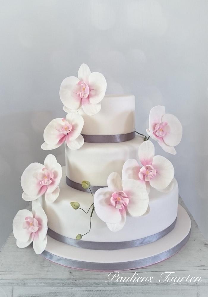 Weddingcake with pink orchids