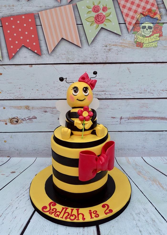 Buzzy bee cake