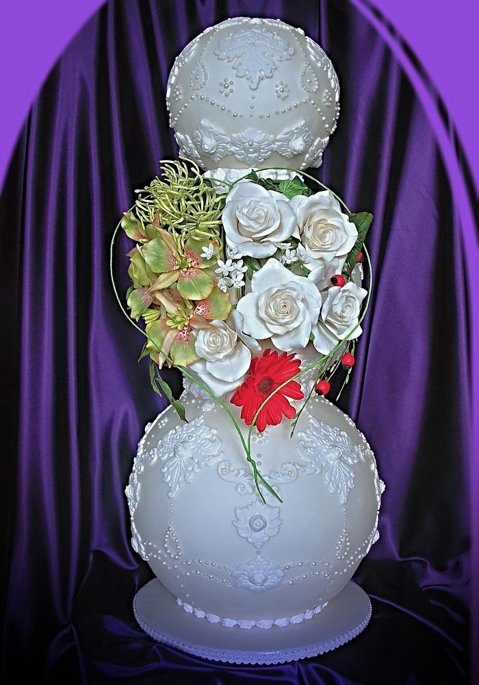 wedding cake with autumn bouquet